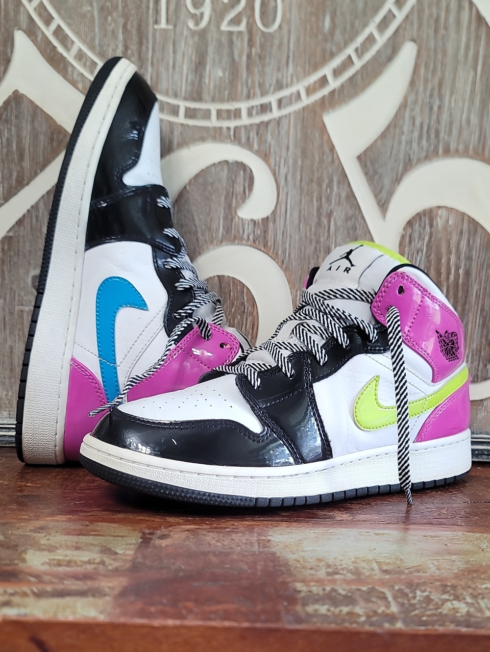Nike Air Jordan 1 Mid SE "Cyber Active Fuchsia" Wmns 8, Good Condition. - Picture 1 of 16